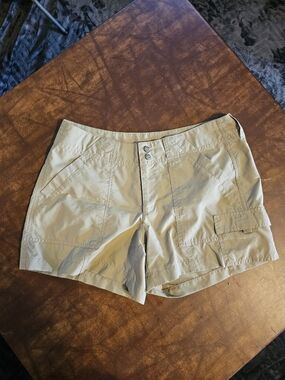 🏕️🌿 Nike ACG Women’s Cargo Shorts – Size 4 🌿🏕️